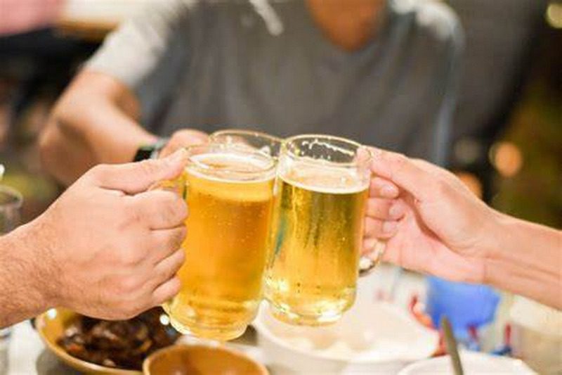 Những giấc mộng uống bia với người lạ thường rất may mắn